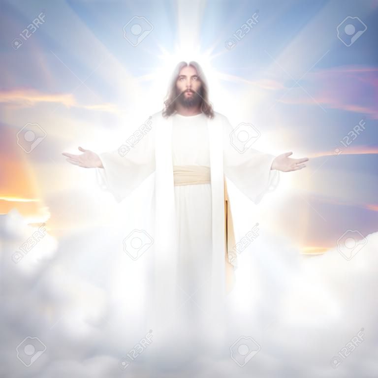 Jesús resucitado en nubes celestiales con luz luminosa