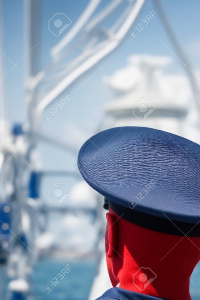 Close-up van een jonge zeeman op het schip.Terugzicht