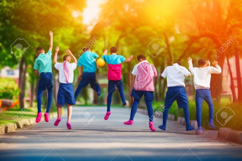Grupa przyjaciół bawiących się na ulicy w szkole podstawowej