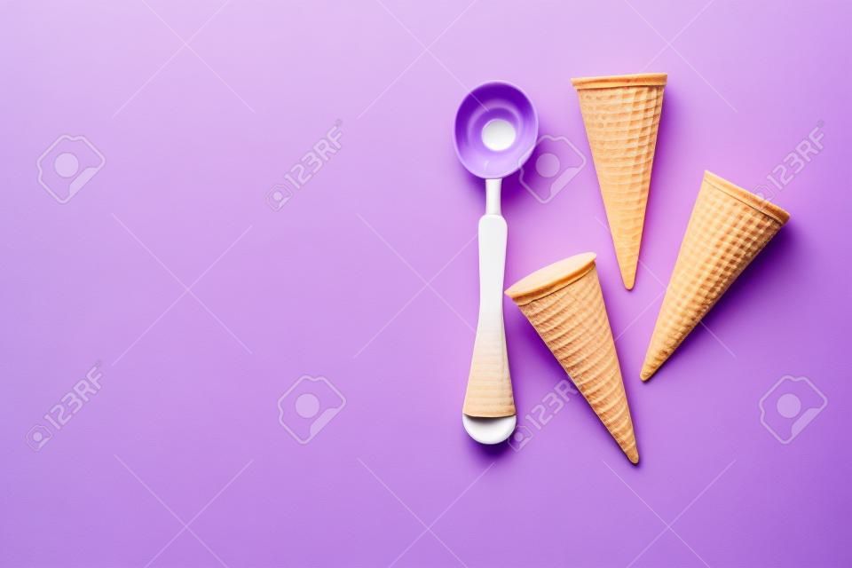 wafer cono e gelato scoop su sfondo viola. Vista dall'alto.