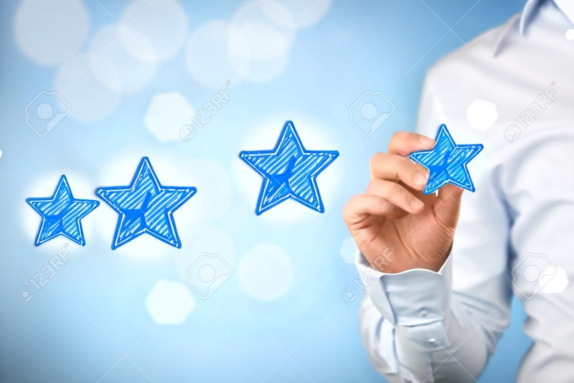 レビュー、評価やランキング、評価と分類概念を高めます。実業家は、彼の会社の評価を高めることの 5 つの黄色い星を描画します。背景のボケ味。
