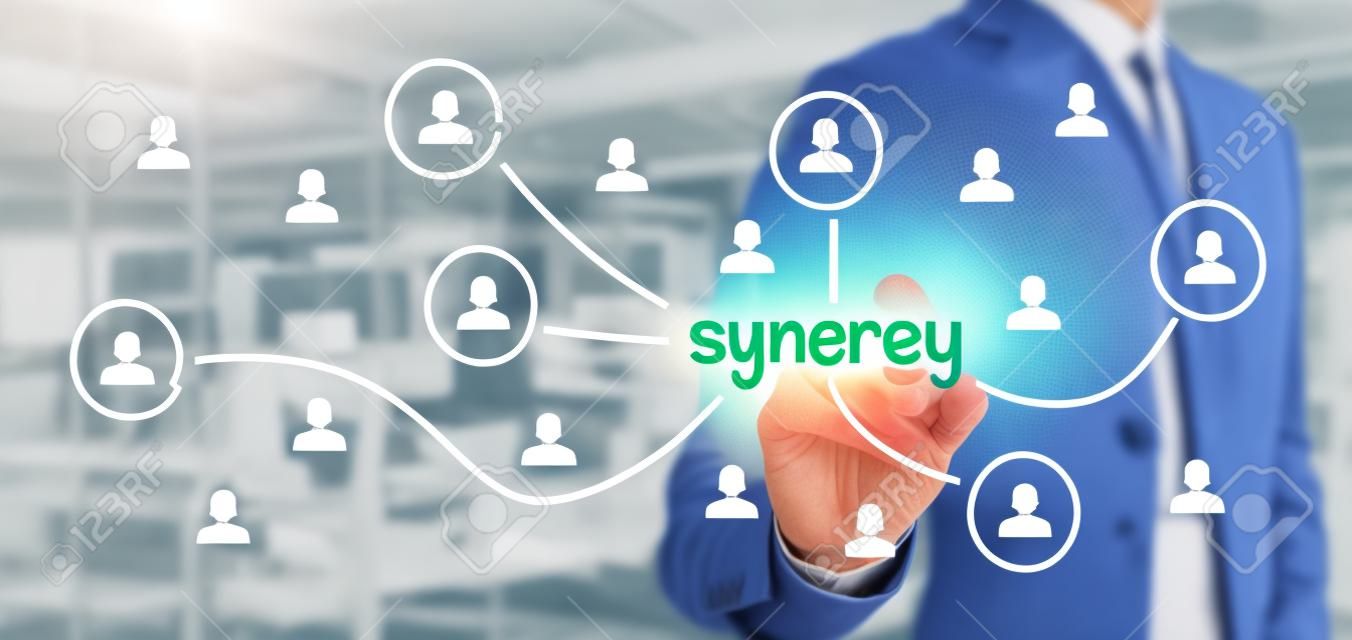 Synergy concetto di opportunità. Manager (uomo d'affari) collegano i membri del team con la sinergia di testo, collaborando squadra connessi a questo testo.