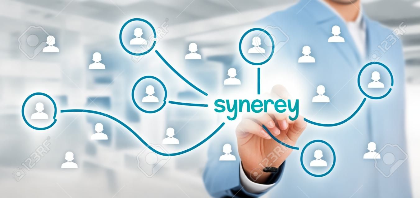 Synergy concetto di opportunità. Manager (uomo d'affari) collegano i membri del team con la sinergia di testo, collaborando squadra connessi a questo testo.