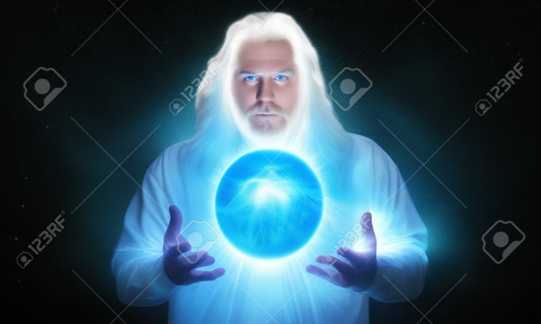 Homem branco de cabelos compridos com um orbe místico brilhante para significar poder, magia, espiritualidade e assim por diante