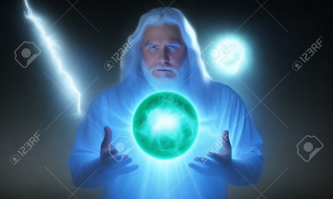 长发的白人男性，有一个神秘的发光球体，象征力量、魔力、灵性等等。