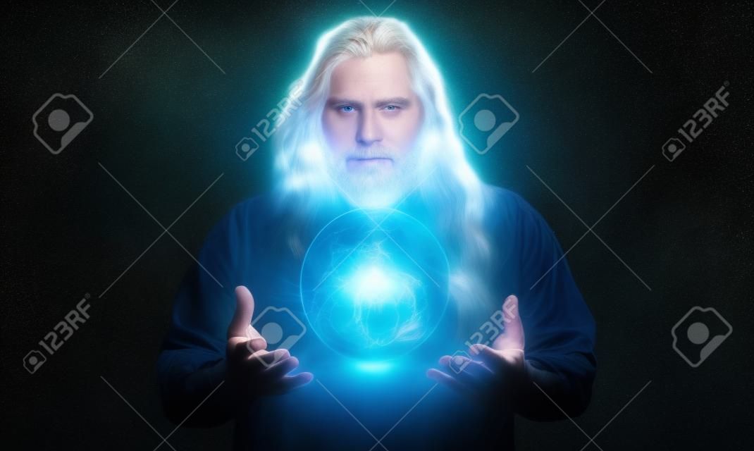长发的白人男性，有一个神秘的发光球体，象征力量、魔力、灵性等等。