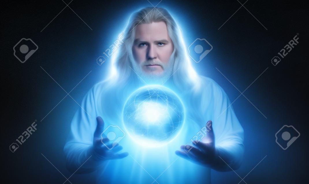 Homem branco de cabelos compridos com um orbe místico brilhante para significar poder, magia, espiritualidade e assim por diante