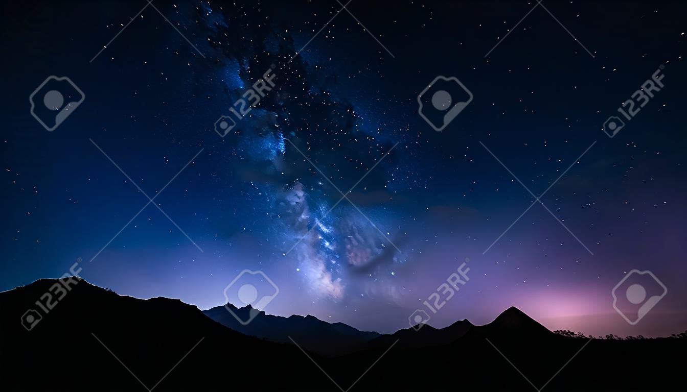夜空的景象移動星星和後山銀河系