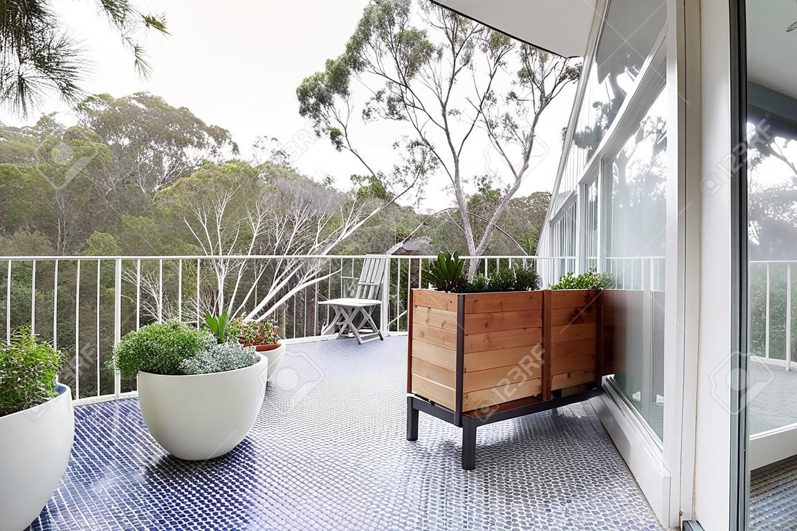 Widok na wierzchołkach drzew z dużej mozaiki kafelki tarasie w australijskim luksusowym domu