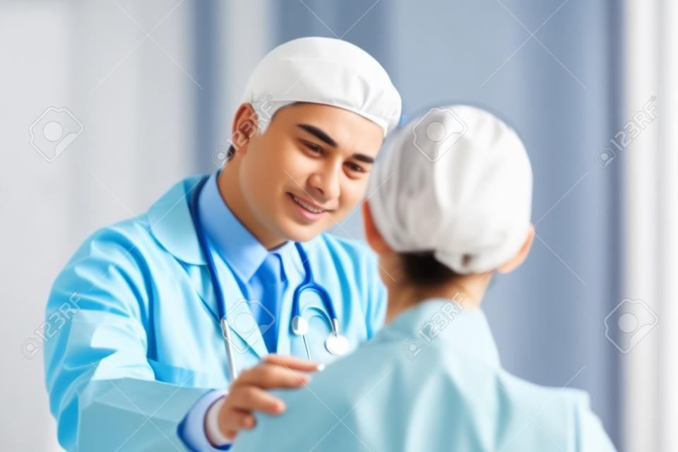 Un médico cuida a una paciente enferma en el hospital o clínica médica.