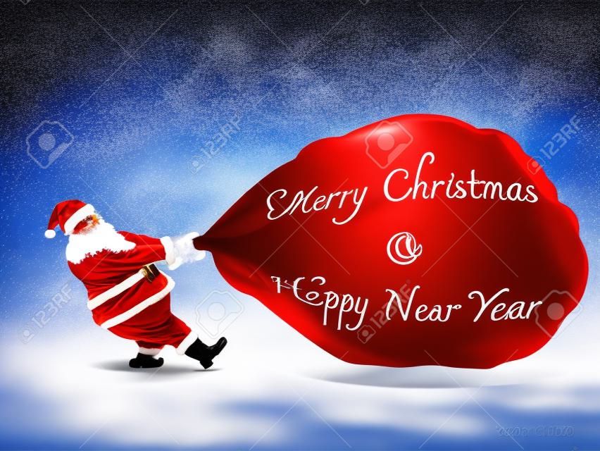 Santa Claus ziehen große Geschenk roten Beutel mit Wort Frohe Weihnachten und Frohes neues Jahr, blauer Himmel Hintergrund