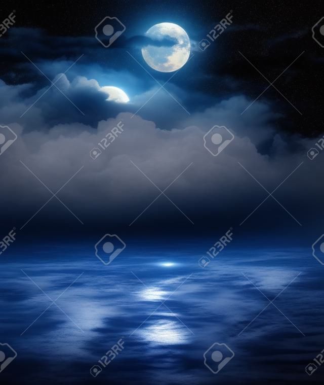 Fantasia Luna e nuvole sull'acqua