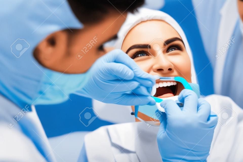 arts voert de procedure voor het reinigen van tanden