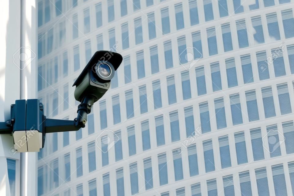 caméra de surveillance fixée au mur de la maison
