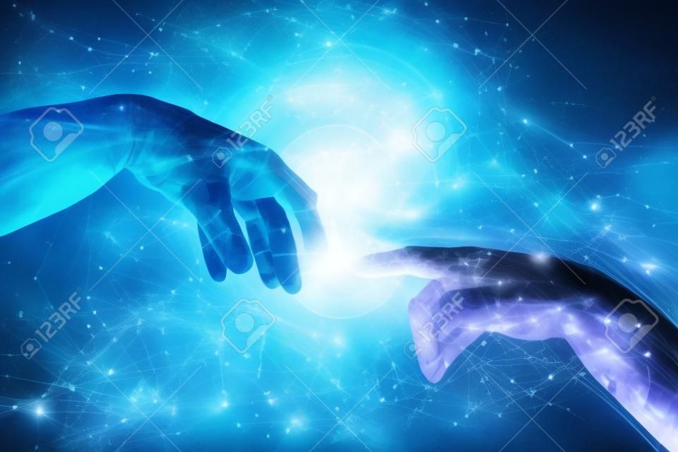 A mão da IA alcança uma mão humana à medida que uma centelha de tecnologia de compreensão alcança a humanidade. Conceito de inteligência artificial com área de espaço de cópia. Imagem de carne azul.