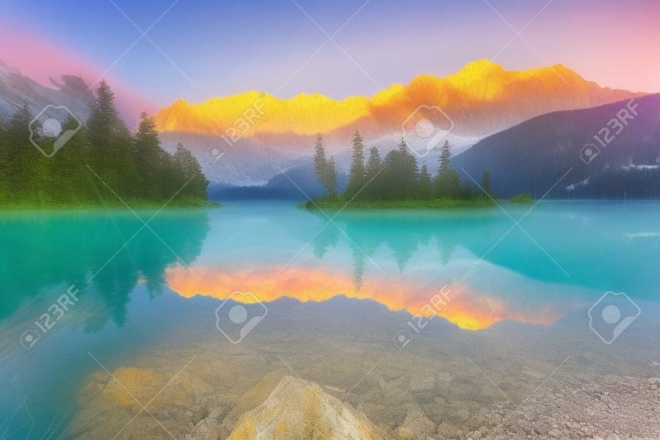 추크슈피체(Zugspitze) 산맥이 있는 아이브제(Eibsee) 호수에서 인상적인 여름 일출. 독일 알프스, 바이에른, 독일, 유럽의 화창한 야외 장면. 자연 개념 배경의 아름다움입니다.