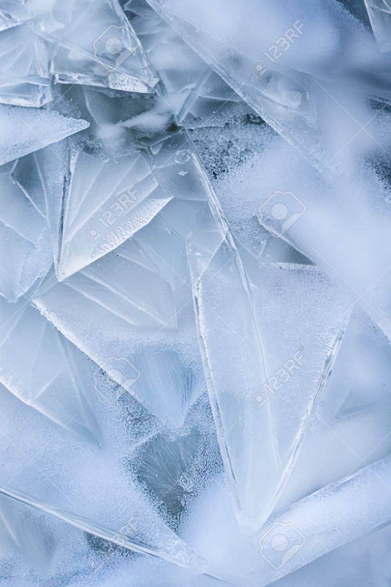 Zdjęcie pionowe jasnoniebieskiego tła lodowego lodu wiosennego