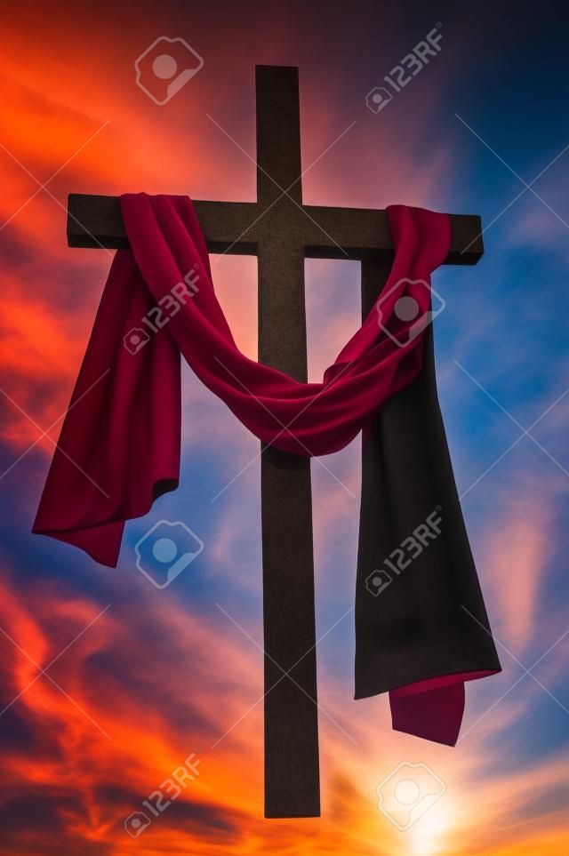 Het christelijke kruis op een achtergrond van de hemel