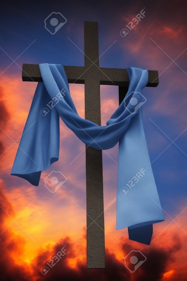 Het christelijke kruis op een achtergrond van de hemel