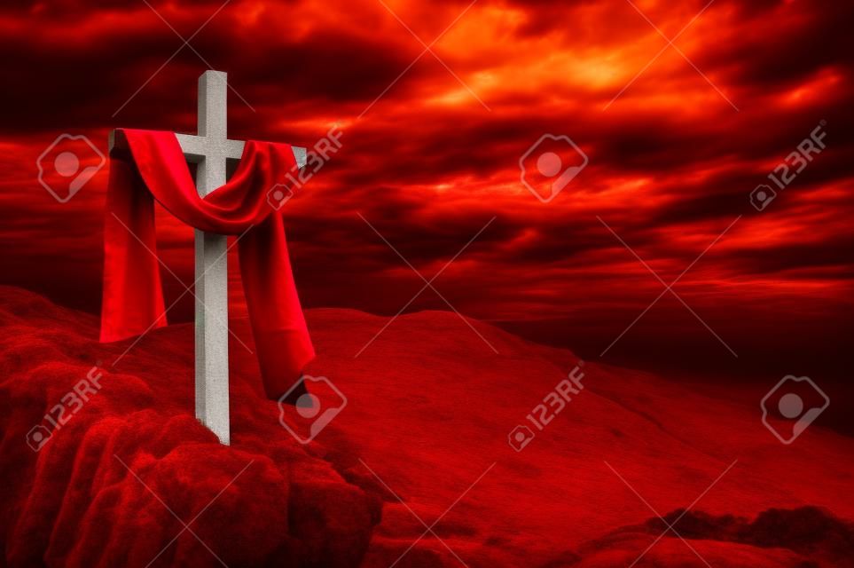 croix avec drap rouge contre le ciel dramatique