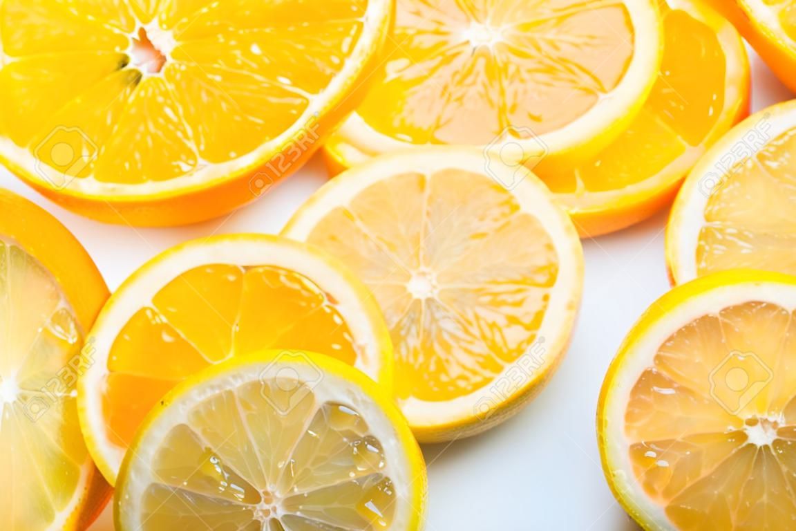Fette di arance e limoni, frutti pieni di succo con cui si fanno i succhi, l'arancia più dolce del limone che è molto più acido, entrambi ricchi di vitamina C e molto salutari