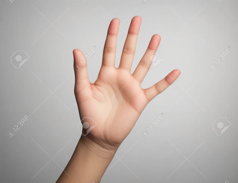 Mädchen Hand zeigt fünf Finger isoliert auf weißem Hintergrund. Nummer 5