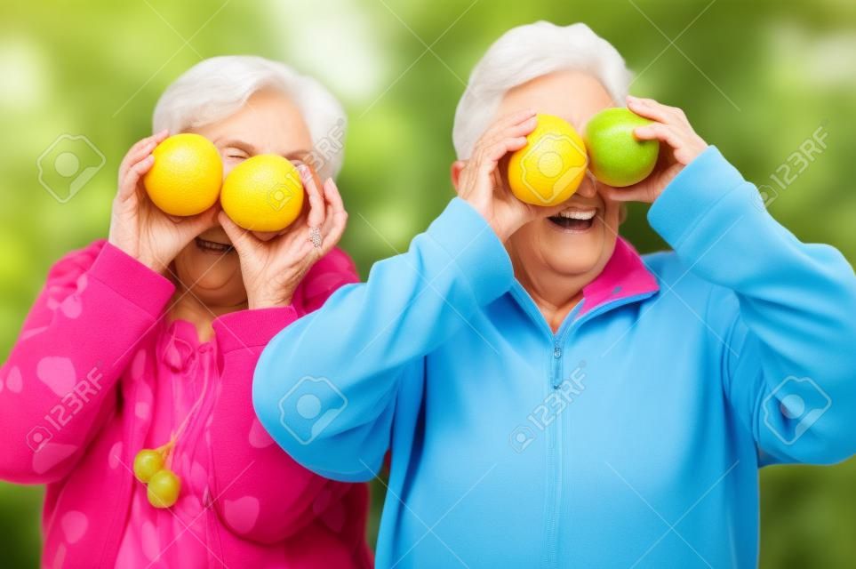 Deux femmes âgées jouant avec des fruits
