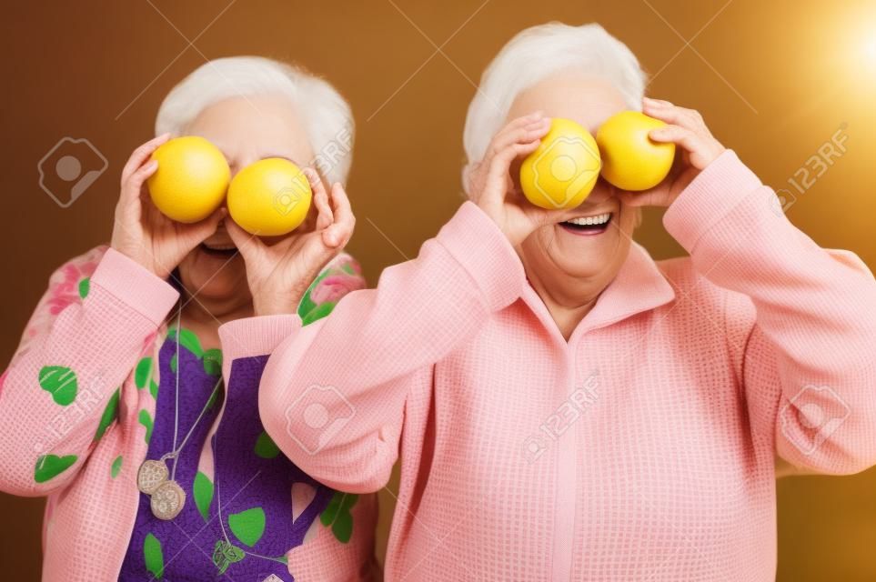 Deux femmes âgées jouant avec des fruits