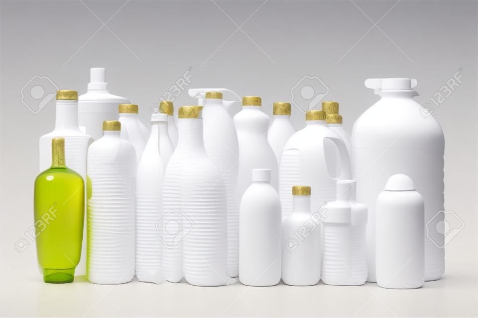 set di botelle di plastico in fondo bianco