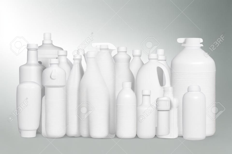 set di botelle di plastico in fondo bianco