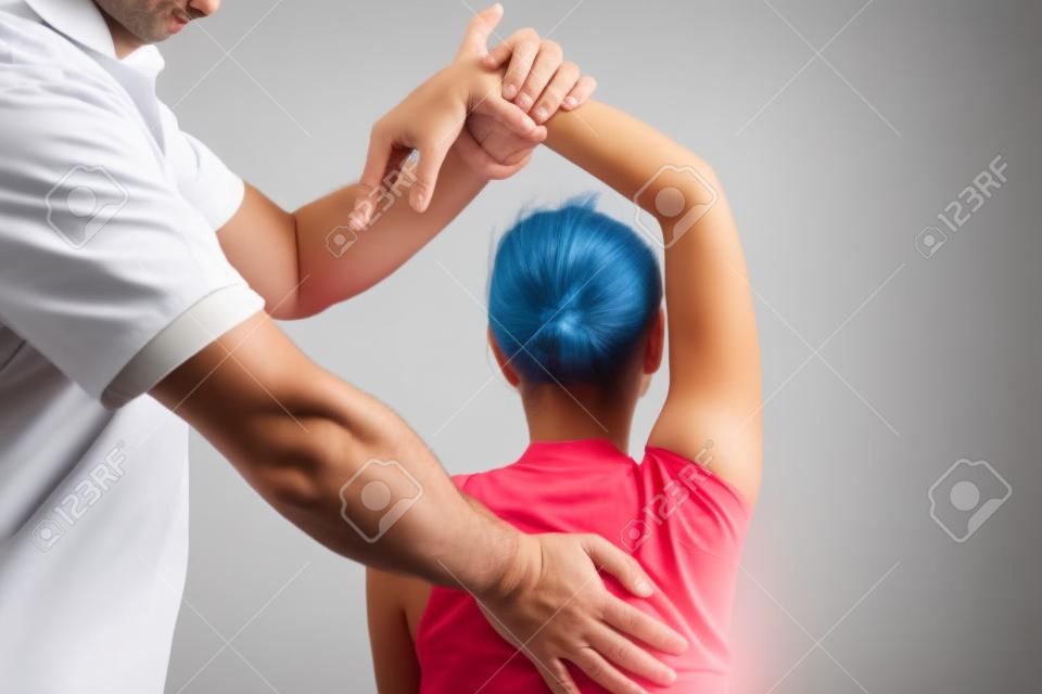 Chiropraktiker Massage der weiblichen Patienten Wirbelsäule und Rücken