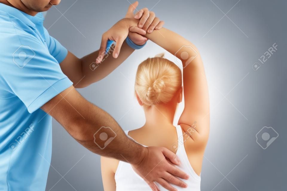 Chiropraktiker Massage der weiblichen Patienten Wirbelsäule und Rücken
