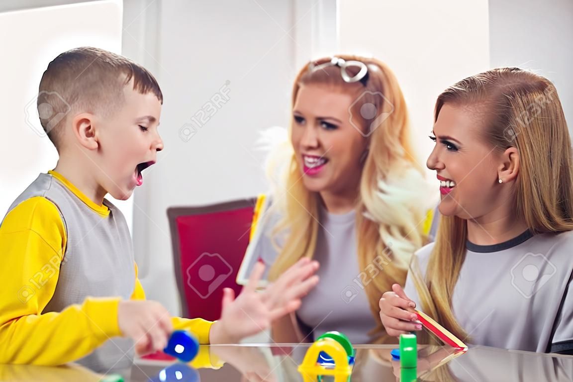 Spraaktherapeut leert de jongens de letter A te zeggen