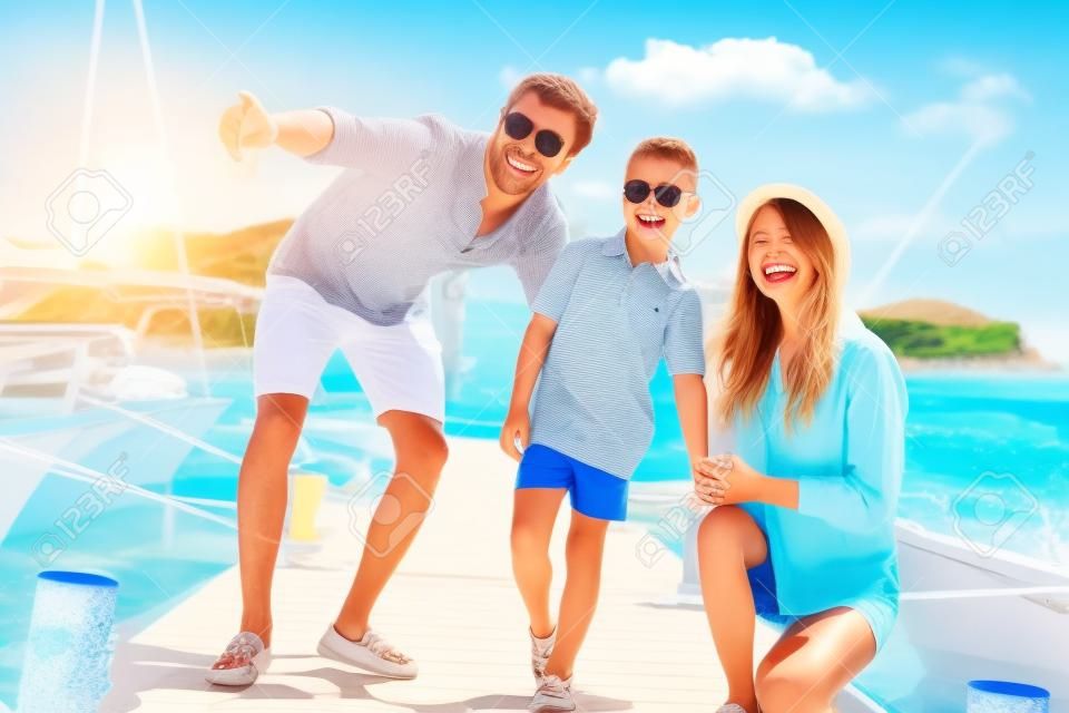 Família feliz se divertindo, aproveitando o tempo de verão à beira-mar.