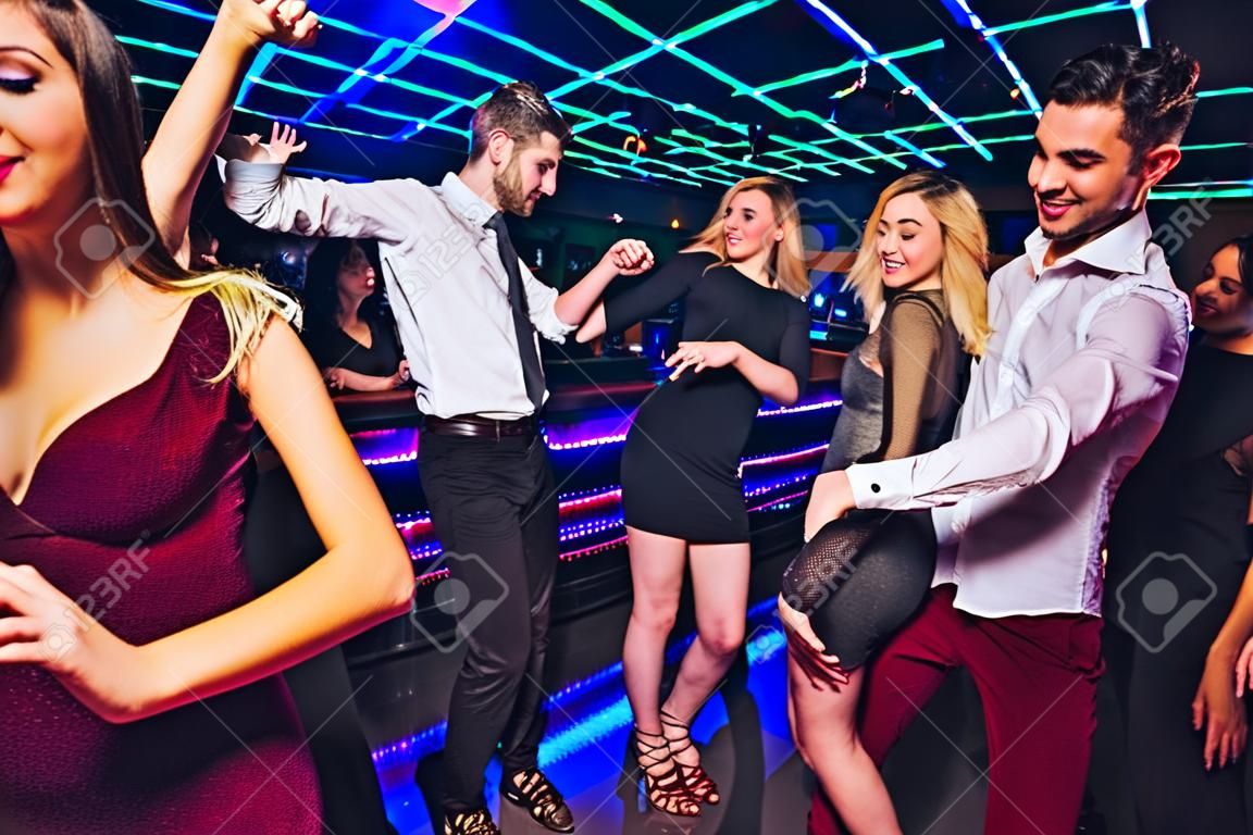 Jonge mensen dansen in nachtclub