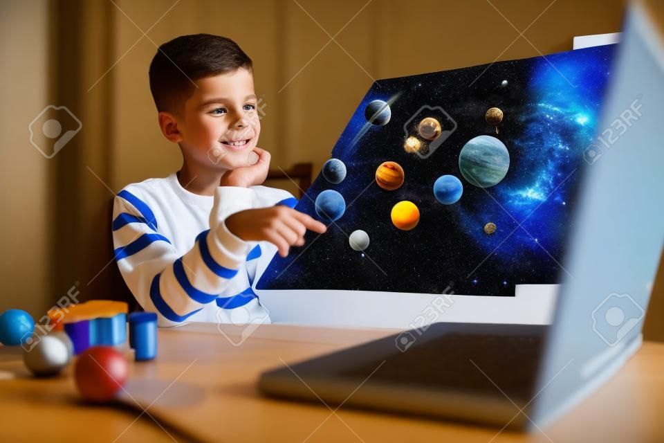 Kid presenta il suo progetto per la casa della scienza: i pianeti del nostro sistema solare. Formazione online a distanza.
