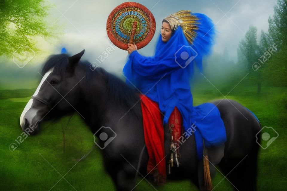 Mulher do xamã na paisagem com seu cavalo.