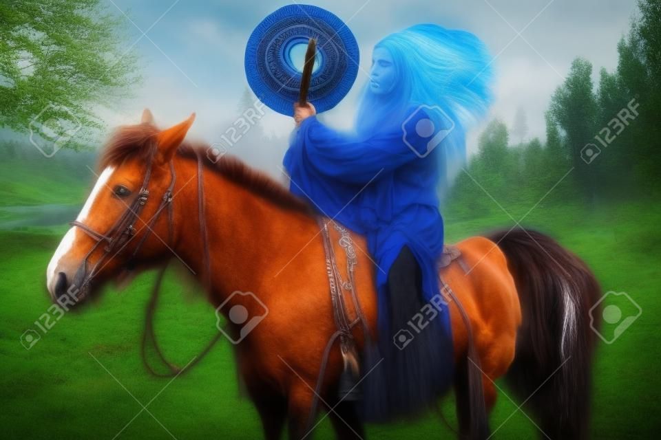 Mulher do xamã na paisagem com seu cavalo.