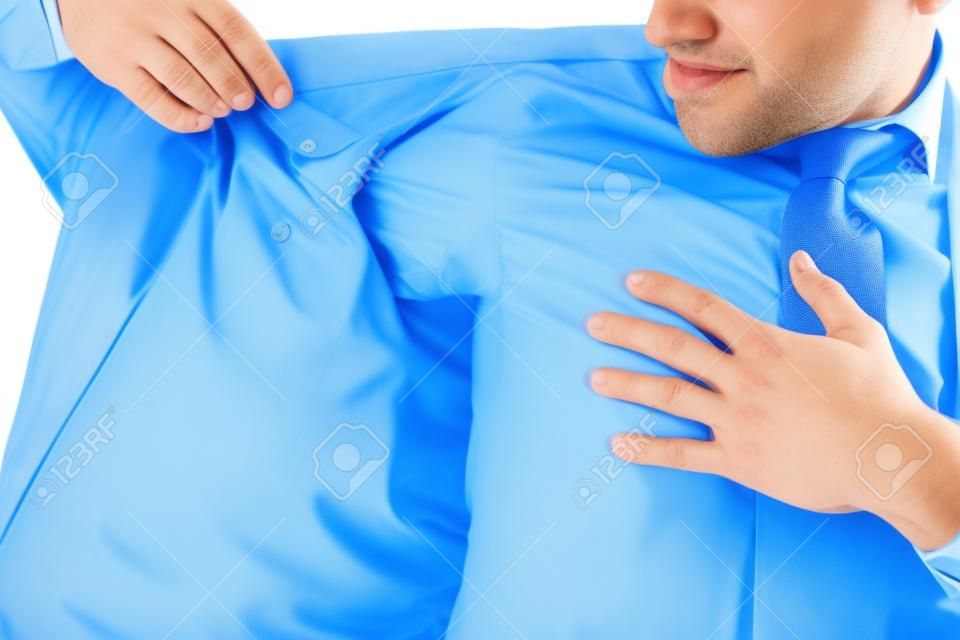 zakenman met zweten onder de oksel in blauw shirt, geïsoleerd op wit