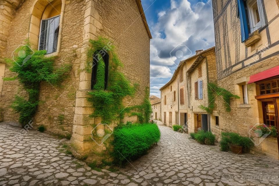 法國南部一個美麗的中世紀小鎮科爾河畔索德的街道和房屋