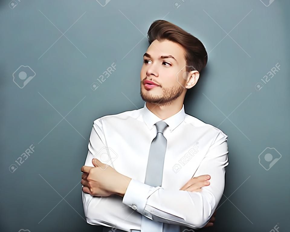 Portret van een knappe zelfverzekerde zakenman