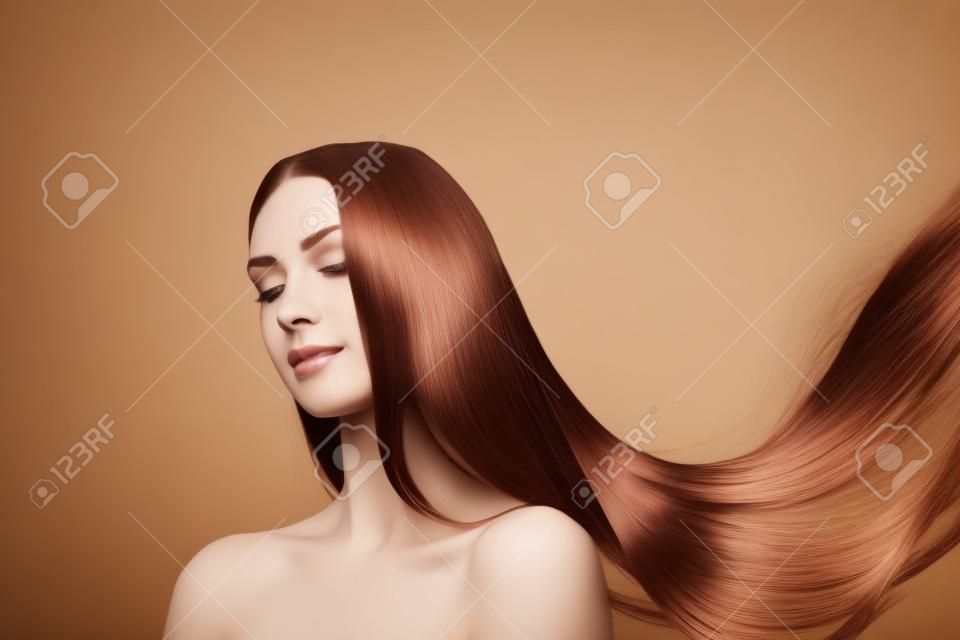 Frau mit fliegenden Haaren