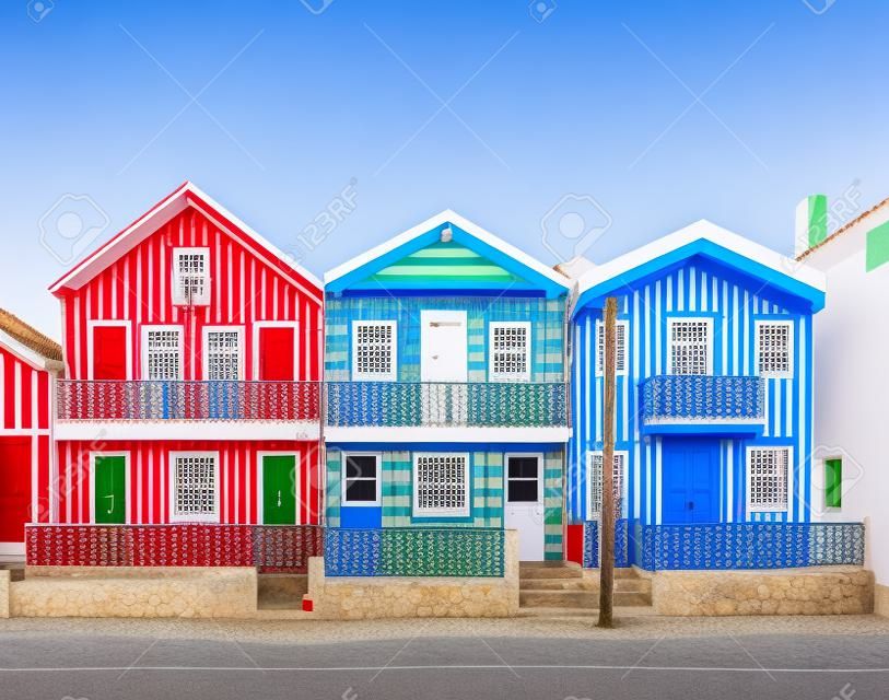 Costa Nova, Portogallo: case a strisce colorate chiamate Palheiros con strisce rosse, blu e verdi. Costa Nova do Prado è una località balneare sulla costa atlantica vicino ad Aveiro.