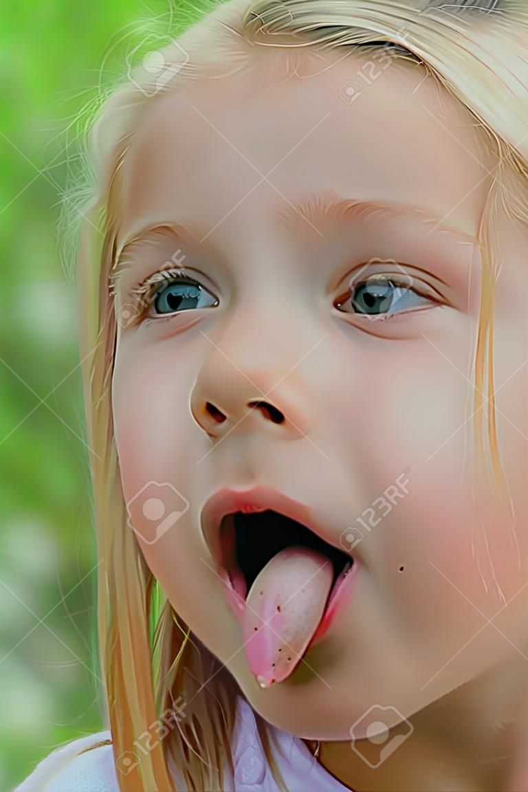 Porträt des Mädchens mit streckte die Zunge