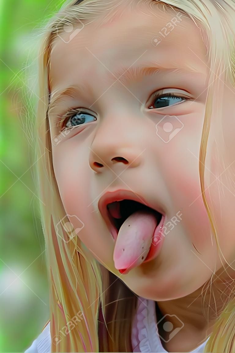 Porträt des Mädchens mit streckte die Zunge