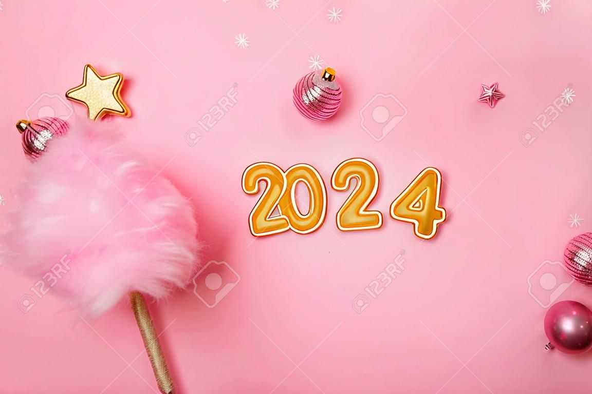 Draufsicht isoliert rosa Hintergrund flauschige Wolle kreativer Weihnachtsbaum goldene Zahlen 2024 mit Kugeln Neujahr Feiertagskartenvorlage Poster für Text Zuckerwatte Online-Verkäufe Einkaufen flach legen