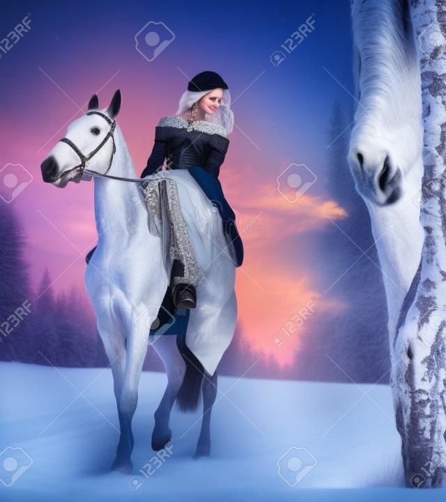 Regina medievale sul cavallo bianco alla foresta di inverno di penombra