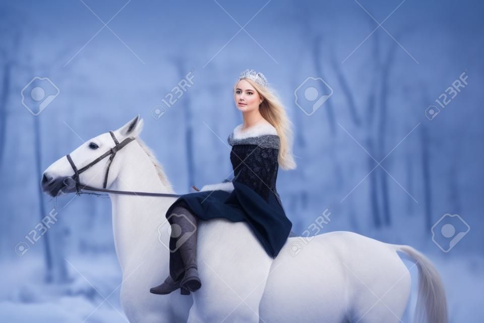 Mittelalterliche Königin auf weißem Pferd in Dämmerung Winter Wald