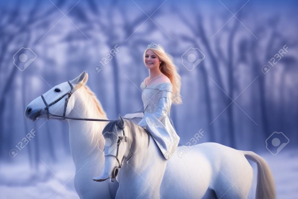 Mittelalterliche Königin auf weißem Pferd in Dämmerung Winter Wald