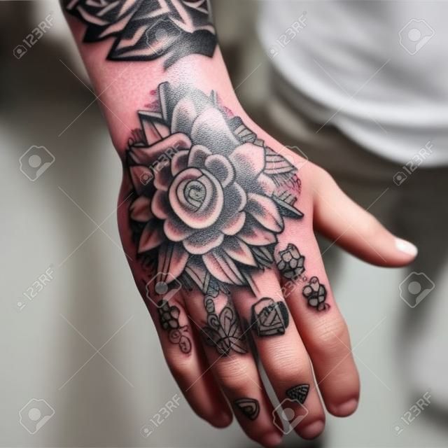 Tatuagem Masculina na Mão